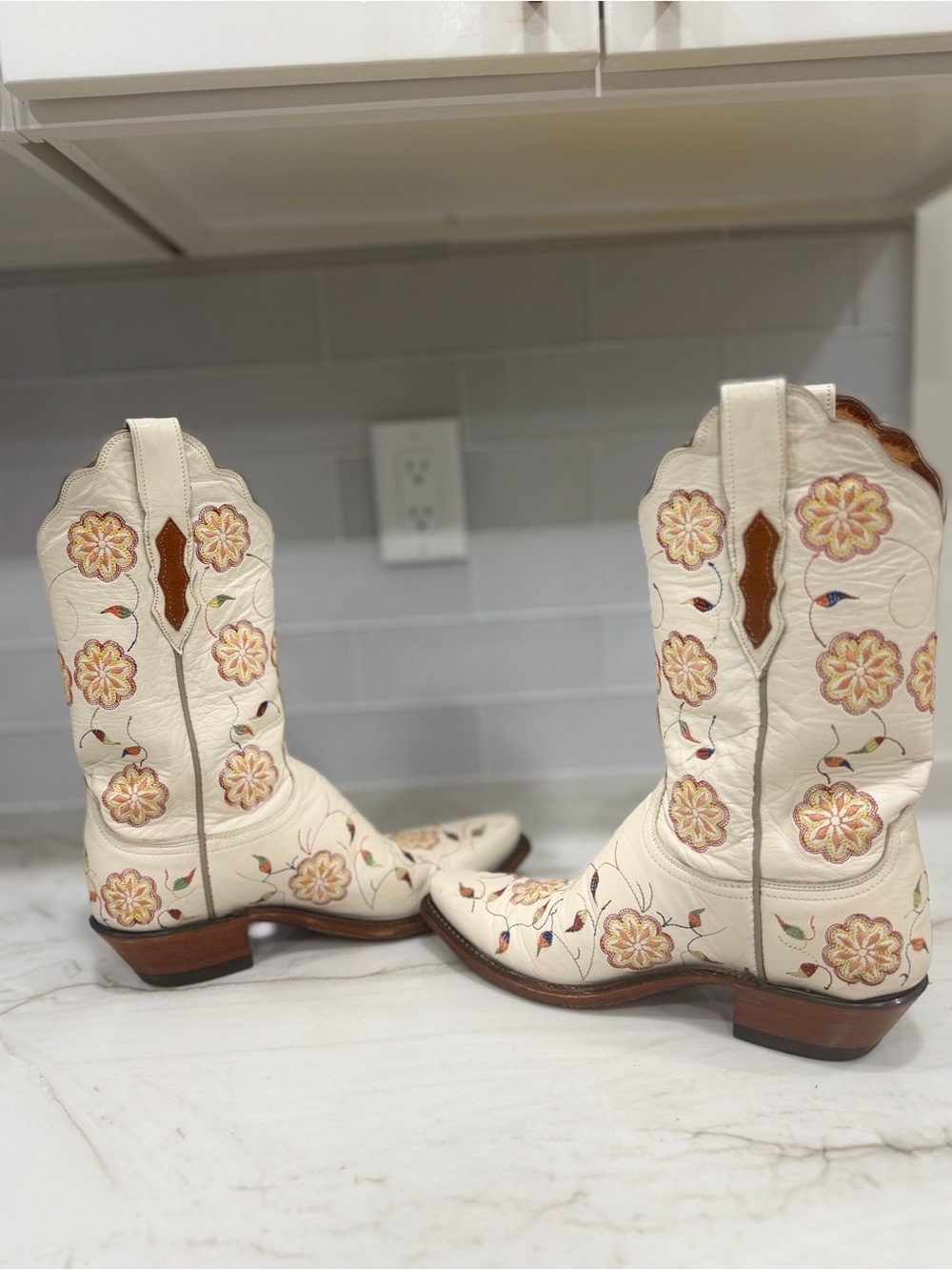 Lucchese 1883 Cream Embroidered Floral Western Boots 7.5 - Picture 6 of 16